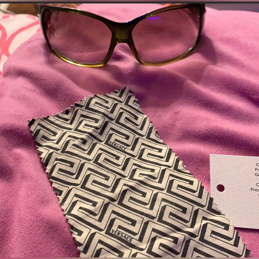❌ SOLD ❌ Authentic Versace Sunglasses - Picture 4 of 9